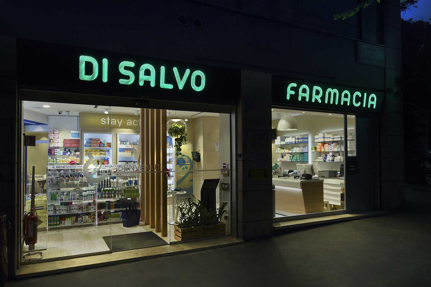 Arredi farmacia moderna Roma