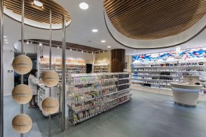 Interno moderno e spazioso di Farmacia Ceraldi con prodotti ben organizzati