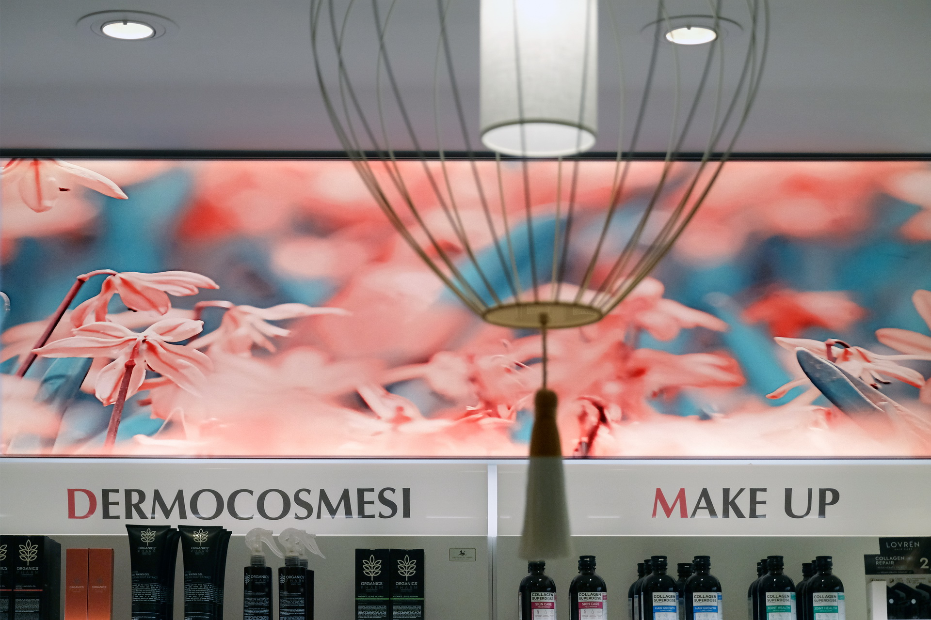 Dettaglio dell'area cosmetica con illuminazione elegante in Farmacia Ceraldi